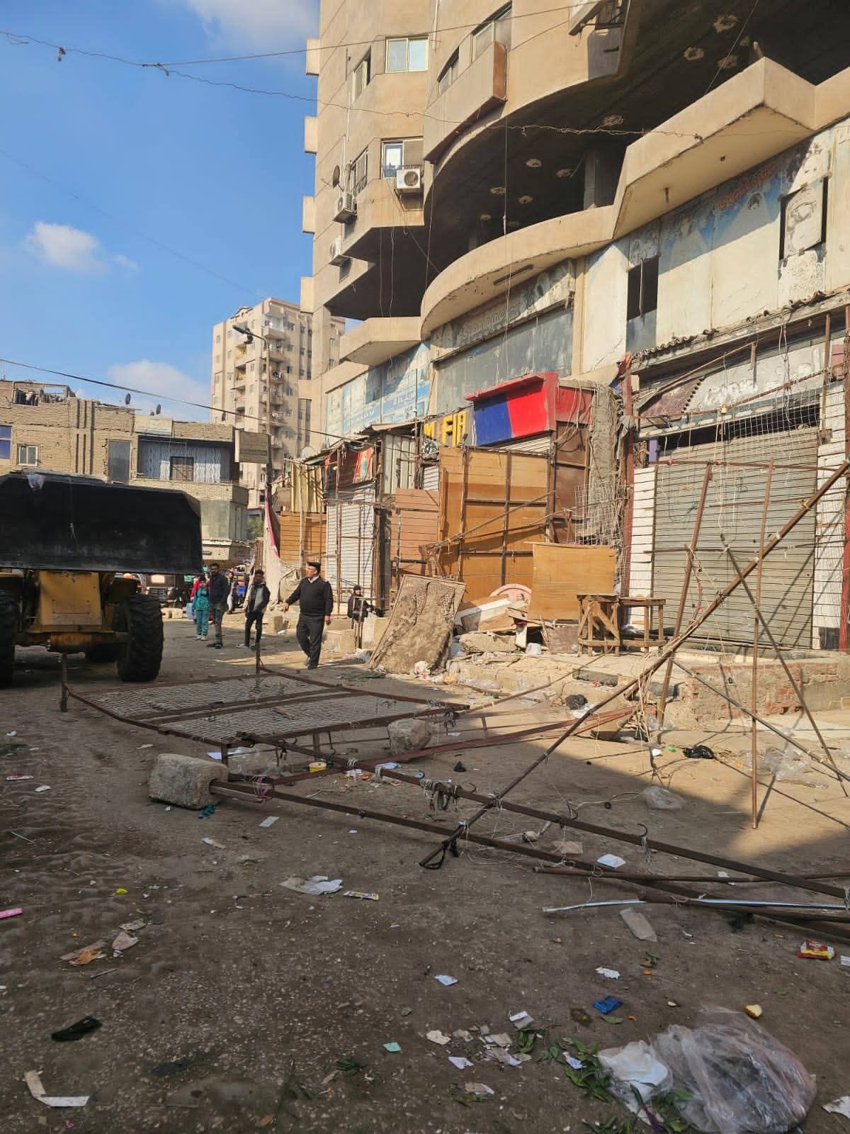 الحملات مستمرة.. رئيس حي شرق يتابع جهود منع عودة الإشغالات بـ «23 يوليو» ببهتيم