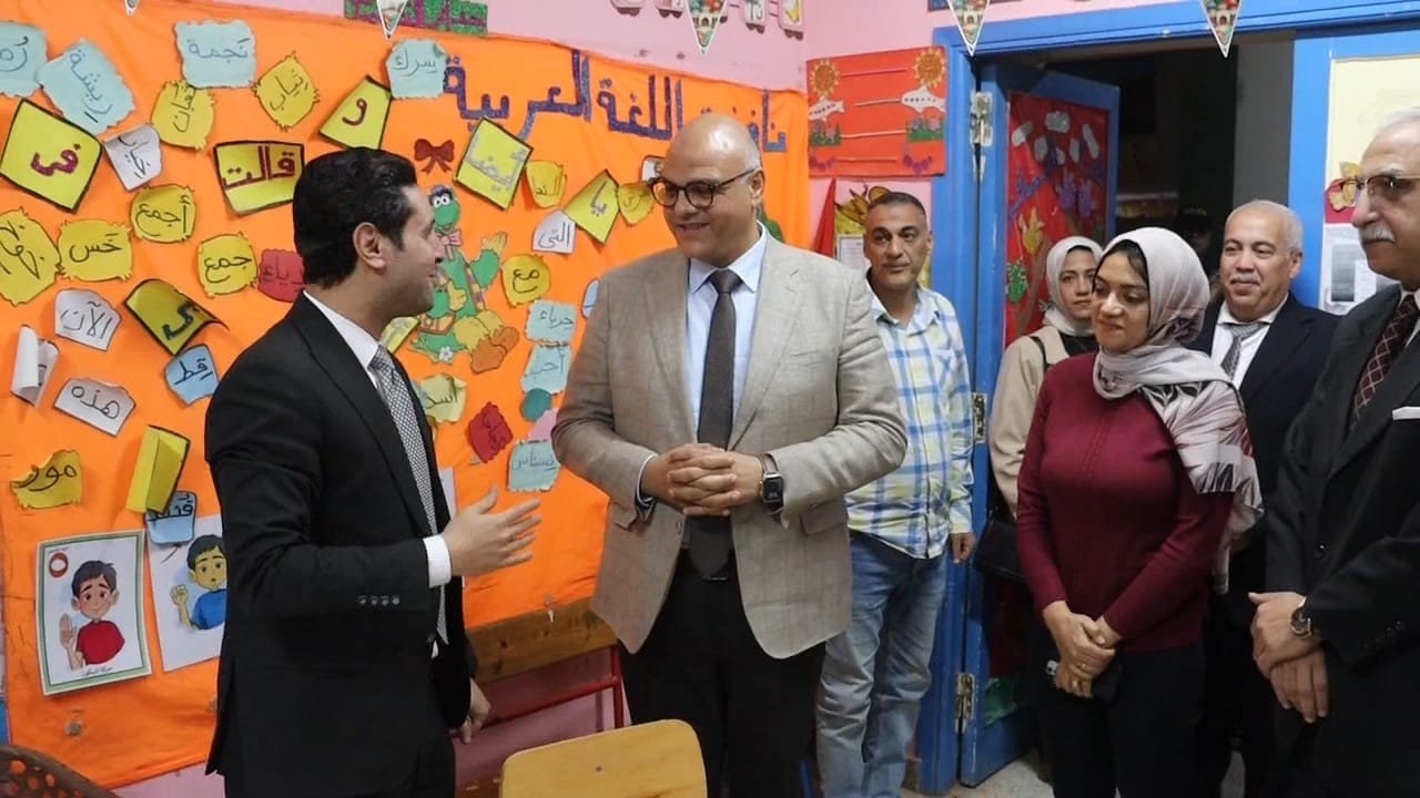 «عطية» يتفقد لجان طوخ ليلاً ويشدد على تيسير الإجراءات أمام كبار السن