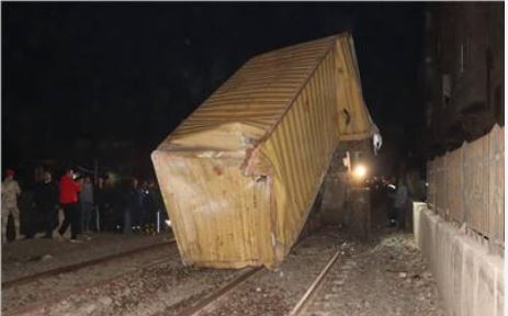 بيان عاجل من السكة الحديد بشأن سقوط حاويات قطار بضائع بالقليوبية