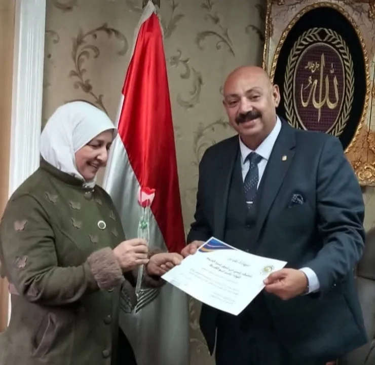 في لفتة وفاء رئيس حي شرق يُكرم  د. عزيزة السيد.. ويؤكد المناصب تزول ويبقى الأثر الطيب