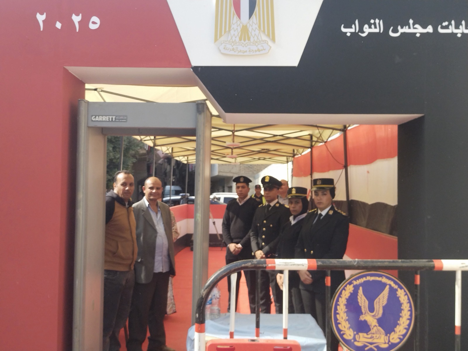 انتشار أمني مكثف بمحيط اللجان الانتخابية قبل بدء التصويت في الدوائر الـ30 الملغاة من انتخابات النواب