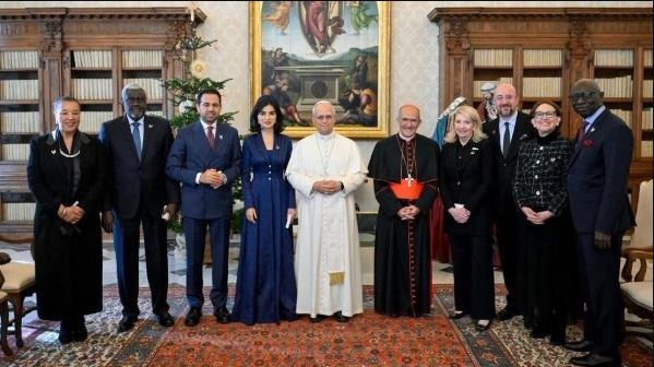 بابا الفاتيكان يستقبل أعضاء لجنة جائزة زايد للأخوة الإنسانية 