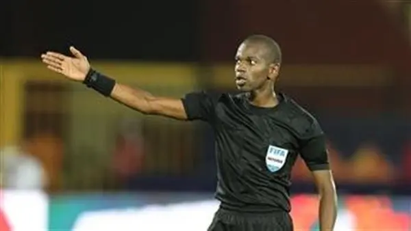 الحكم السنغالي عيسى سي يدير مواجهة الفراعنة وزيمبابوي