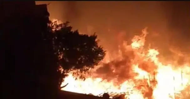 إصابة شخصين في حريق ضخم بمؤسسة الزكاة والحماية المدنية تخمد النيران