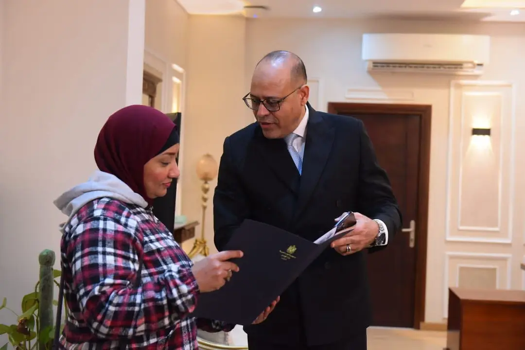 جبر الخواطر.. وزير العمل ينهي معاناة سيدة فيديو الأبناء الأربعة بوظيفة وراتب ثابت