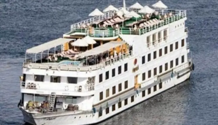 تصادم عنيف بين فندقين عائمين في إسنا.. ووفاة إحدى النزيلات 