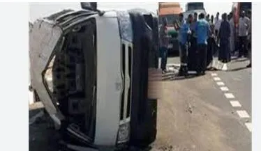 انقلاب سيارة ميكروباص بطريق العاشر يسفر عن إصابة 8 أشخاص