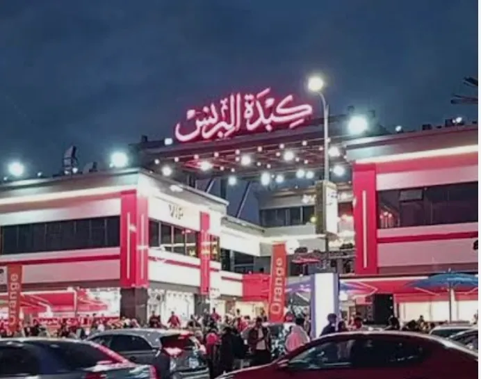 يا فرحة ما تمت.. شقيق البرنس يحرق نفسه أمام المطعم الجديد والنيابة تحقق 