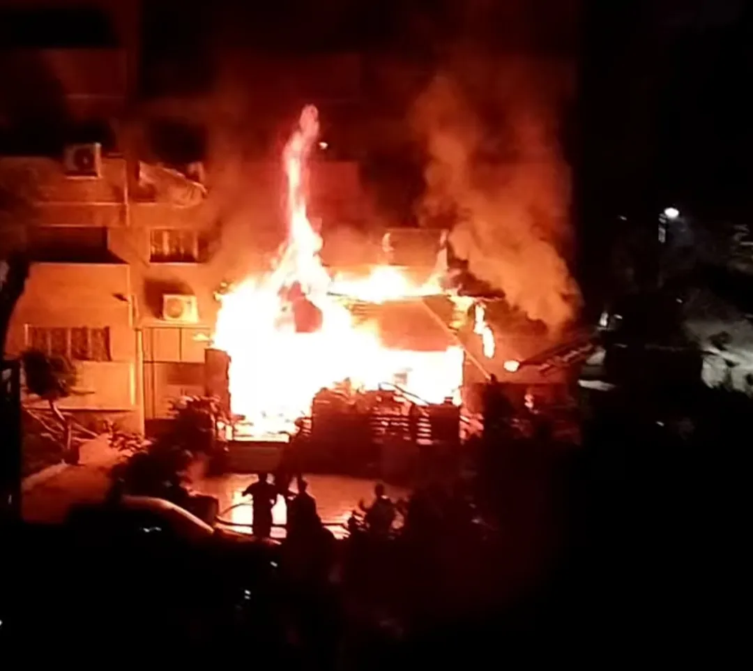 اندلاع حريق بمحل ملابس بالخصوص.. والحماية المدنية تسيطر على النيران 