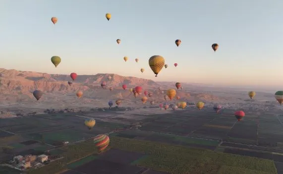 128 رحلة بالون طائر تحلق في سماء الأقصر لنقل 3300 سائح في أجواء احتفالية