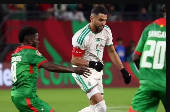 الجزائر تهزم بوركينا فاسو وتتأهل للدور التالي من بطولة أفريقيا