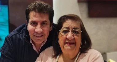 هاني رمزي ينعى والدته ويعلن تفاصيل الجنازة والعزاء