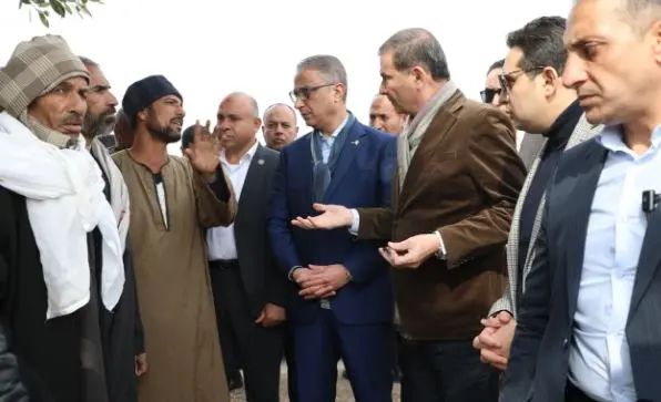وزير الزراعة يرافق مزارع سيراعلى الأقدام للتحقق في شكواه بالجمعية الزراعية بالفيوم