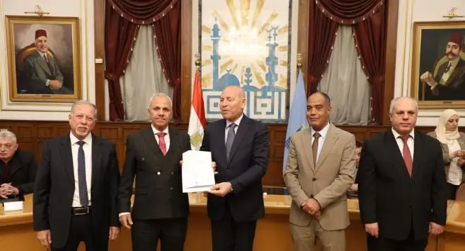 بحضور المحافظ.. تسليم 40 عقدًا موثقًا لـ مصانع وورش بـ شق الثعبان