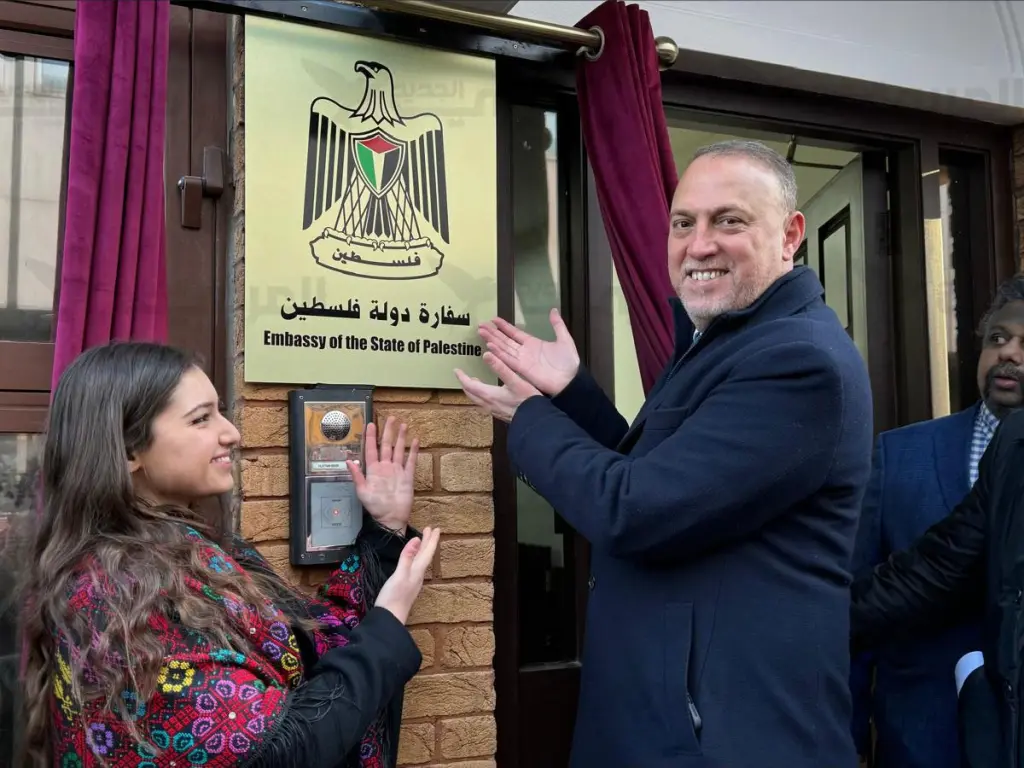 لحظة تاريخية في لندن: افتتاح سفارة دولة فلسطين رسمياً بعد الاعتراف البريطاني