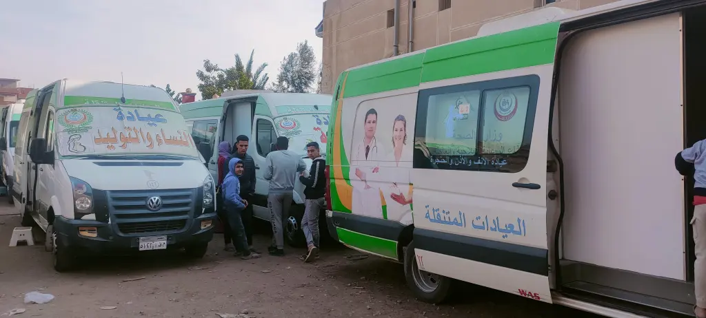 الكشف والعلاج بالمجان.. تنفيذ قافلة طبية لأهالي قرى الأربعين بالوادى الجديد