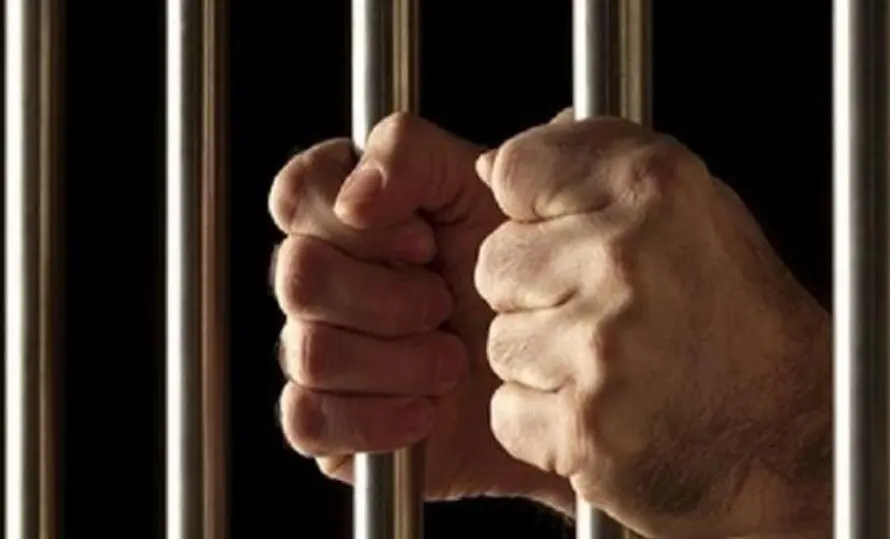 حبس طالب حقوق بتهمة الاعتداء على شقيقته الصغرى بـ عكاز حديدي