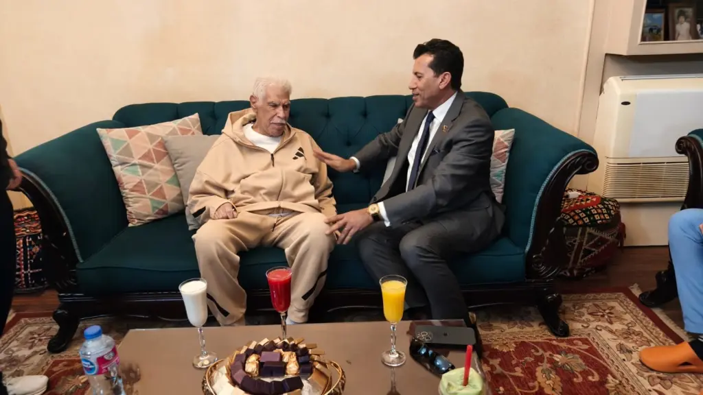قبل مباراة مصر والسنغال.. وزير الرياضة يزور حسن شحاتة وماذا قال له؟