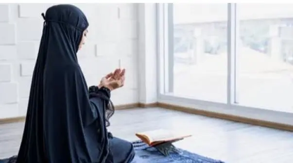 الإفتاء توضح حكم قضاء المرأة الصلوات التي تركتها أيام الحيض