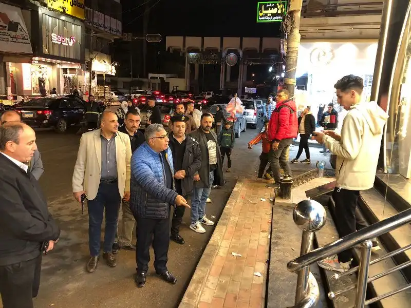 جولة منتصف الليل.. محافظ الدقهلية يفاجئ حي غرب المنصورة ويحذر المخالفين بشارع الجلاء