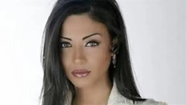 دوللي شاهين تدعو للتبرع للكنيسة بدل العزاء فى والدتها