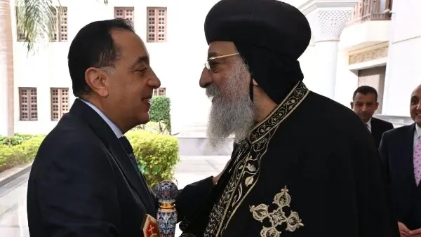 رئيس الوزراء يطمئن على صحة البابا تواضروس
