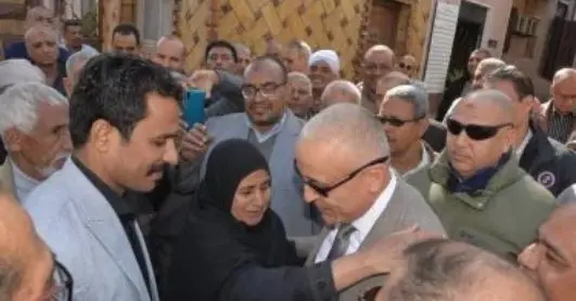 ​بعد قرار إزالته للتطوير.. محافظ الأقصر يوفر كشكاً بديلاً لسيدة تعول أطفالاً من ذوي الهمم 