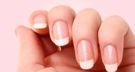 الإفتاء تكشف مدى صحة طهارة المرأة مع وضع أظافر طبية