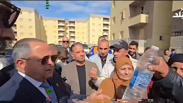 بسبب شكاوى المياه.. محافظ بورسعيد لمدير مكتبه: هاتلي زجاجة من الحنفية بنفسك