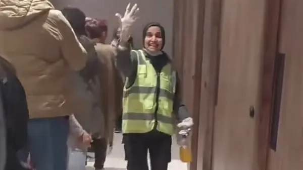 حيوية وبشاشة.. سائحة توثق نشاط عاملة نظافة تبهر زوار المتحف المصري الكبير