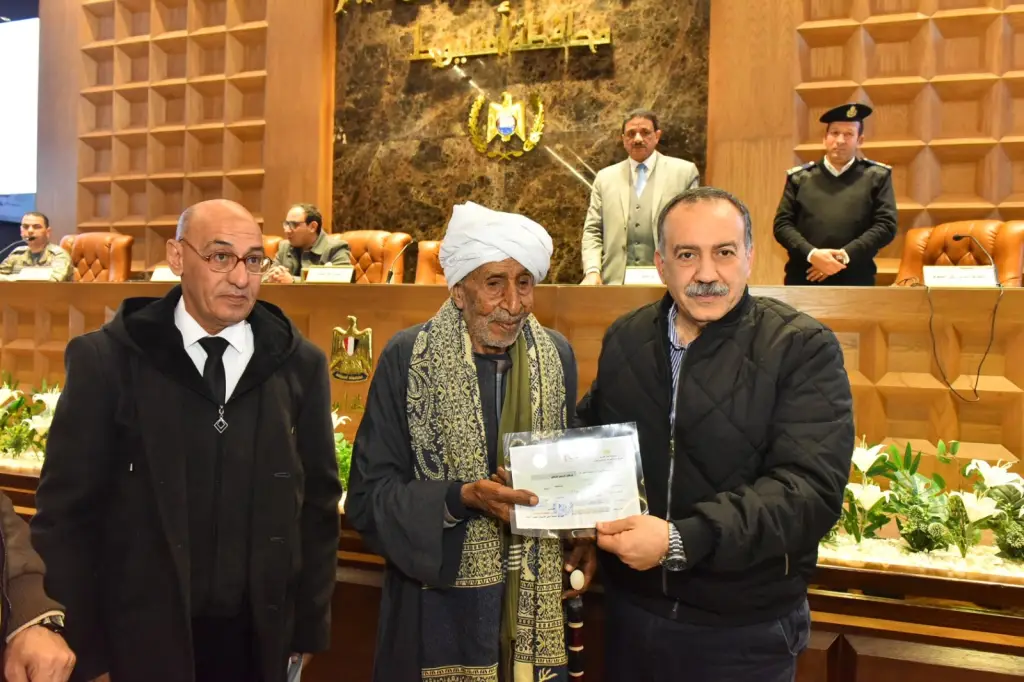 نموذج للإرادة والأمل.. محافظ أسيوط يكرم مسنا تغلب على الأمية في التسعين