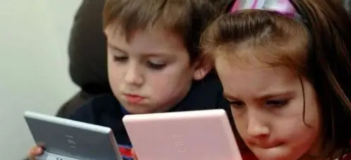 علامات إدمان الألعاب الإلكترونية عند الأطفال..الصحة تخذر