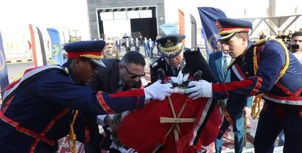 عيد الشرطة الـ 74.. محافظ البحر الأحمر يضع إكليل الزهور على النصب التذكاري لـ شهداء الشرطة