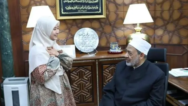 شيخ الأزهر يحقق حلم طالبة إندونيسية.. القصة كاملة