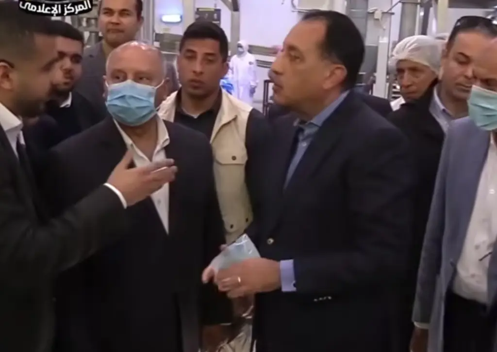 رئيس الوزراء يتفقد التشغيل التجريبي لمصنع القناة للسكر