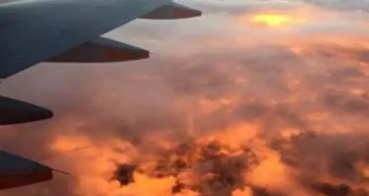 كيف يصوم من يركب طائرة تسير في اتجاه غروب الشمس؟ الإفتاء توضح