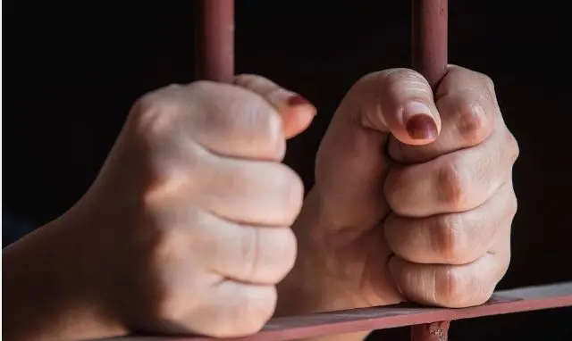 أنبوبة من البلكونة بالغربية.. تفاصيل حبس المتهمة وإخلاء سبيل الزوج