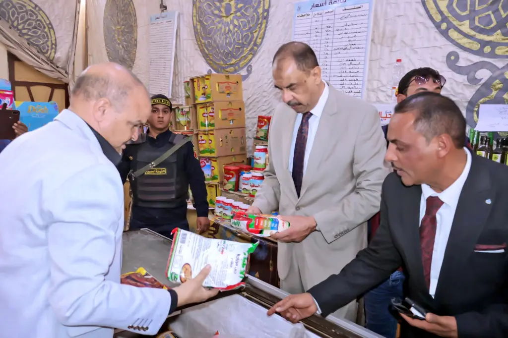 محافظ سوهاج يتفقد معرض أهلا رمضان.. ويؤكد الالتزام بالأسعار المعلنة وجودة المنتجات 