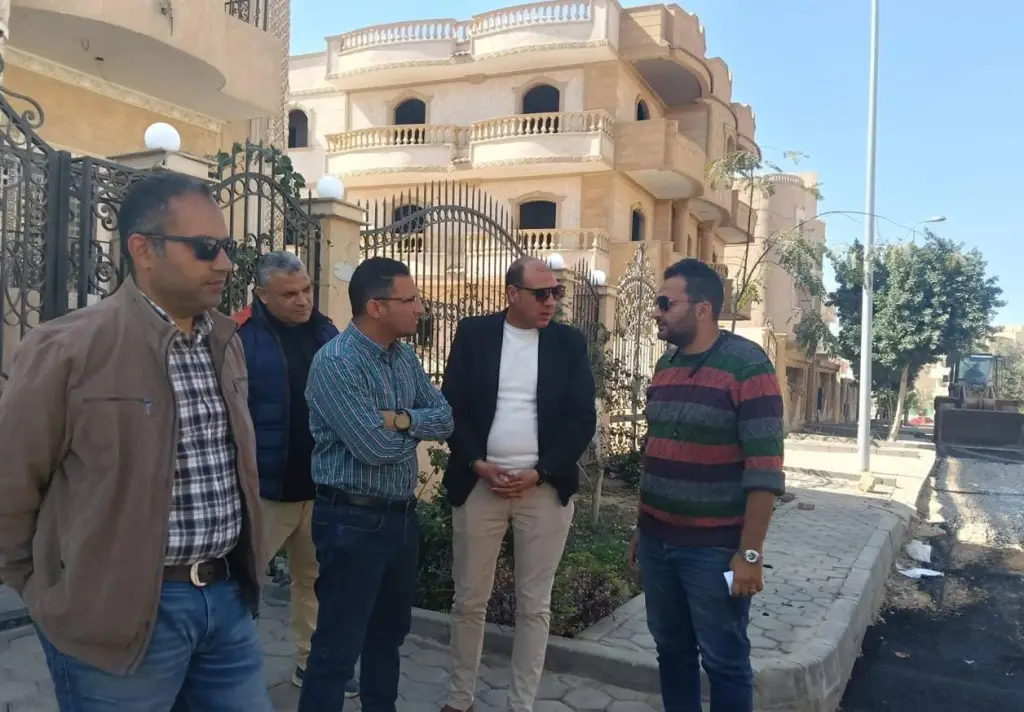 رئيس جهاز العبور يتابع أعمال تطوير الطرق بالحي الخامس ويوجه بسرعة التنفيذ