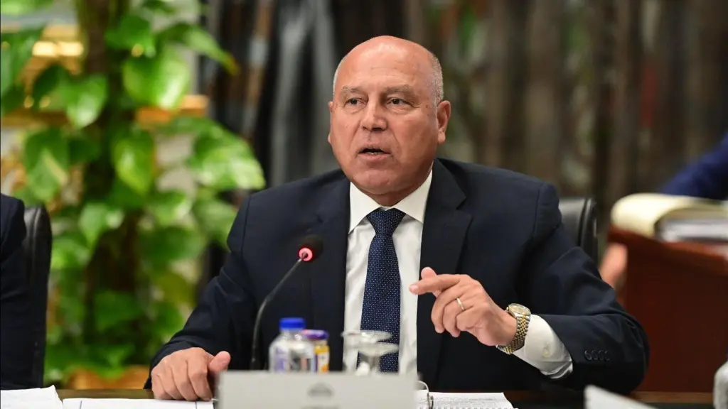 النقل تنفي: الصفحات المتداولة باسم كامل الوزير على «فيسبوك» لا تمت له بصلة