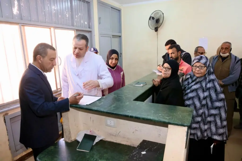 محافظ المنوفية يتفقد عيادات أبو بكر الصديق للتأمين الصحي.. ويحيل المتغيبين للتحقيق