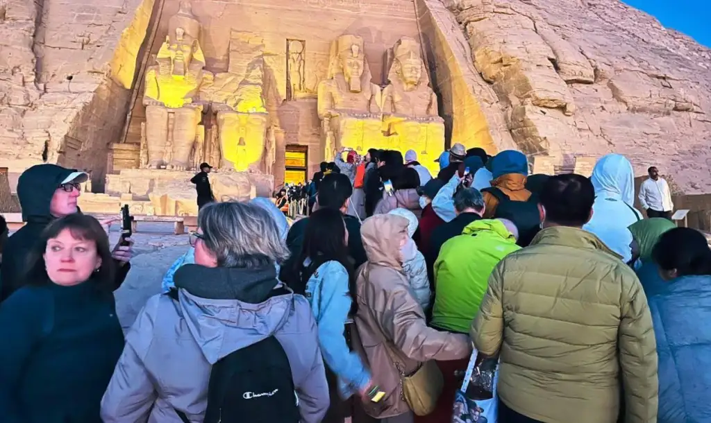 آلاف الزوار يشهدون تعامد الشمس على وجه الملك رمسيس الثاني بأسوان