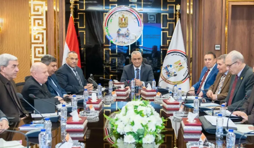 وزير الإنتاج الحربي يتابع تنفيذ مشروعات حياة كريمة