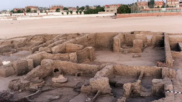 مدينة من عصر شيخ العرب همام تحتها جبانة .. كشف أثري مزدوج يضيء تاريخ قنا