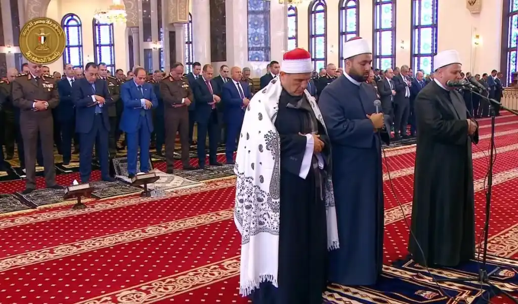 الرئيس السيسي يؤدي صلاة الجمعة بمسجد المشير احتفالاً بذكرى انتصارات العاشر من رمضان