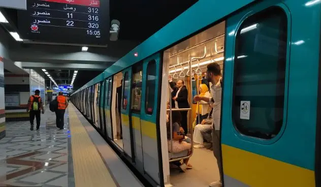 النقل تحذر من سلوكيات خاطئة داخل المترو وقطار LRT
