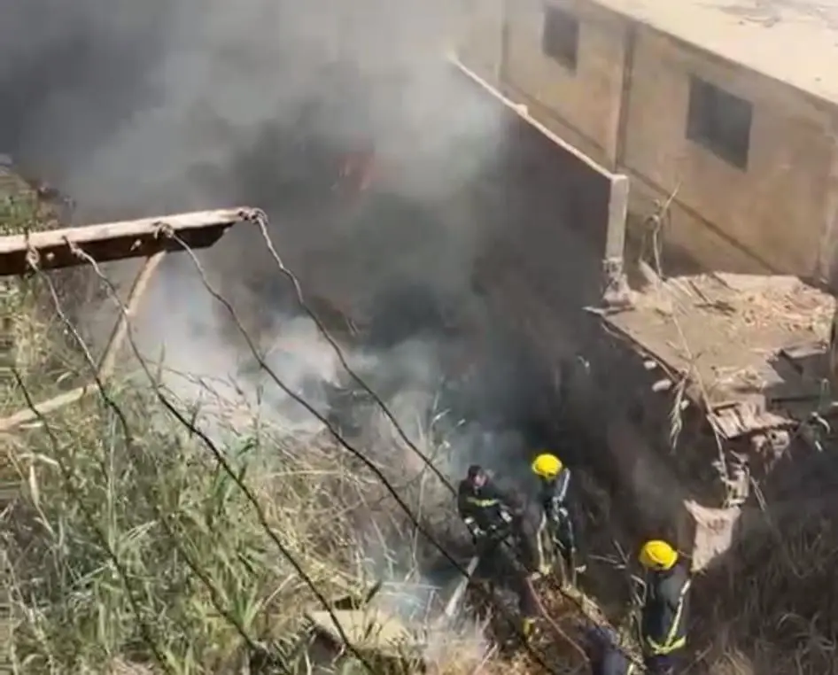 السيطرة على حريق بمحيط مخازن مجلس مدينة بنها دون خسائر