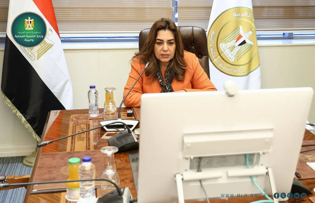 وزيرة التنمية المحلية توجه المحافظين بالحزم في مواعيد غلق المحال وحسم ملفات التصالح