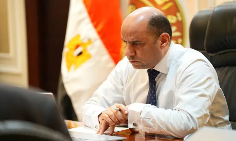 في اليوم الأول.. وزير العمل يتابع تطبيق نظام العمل عن بعد 