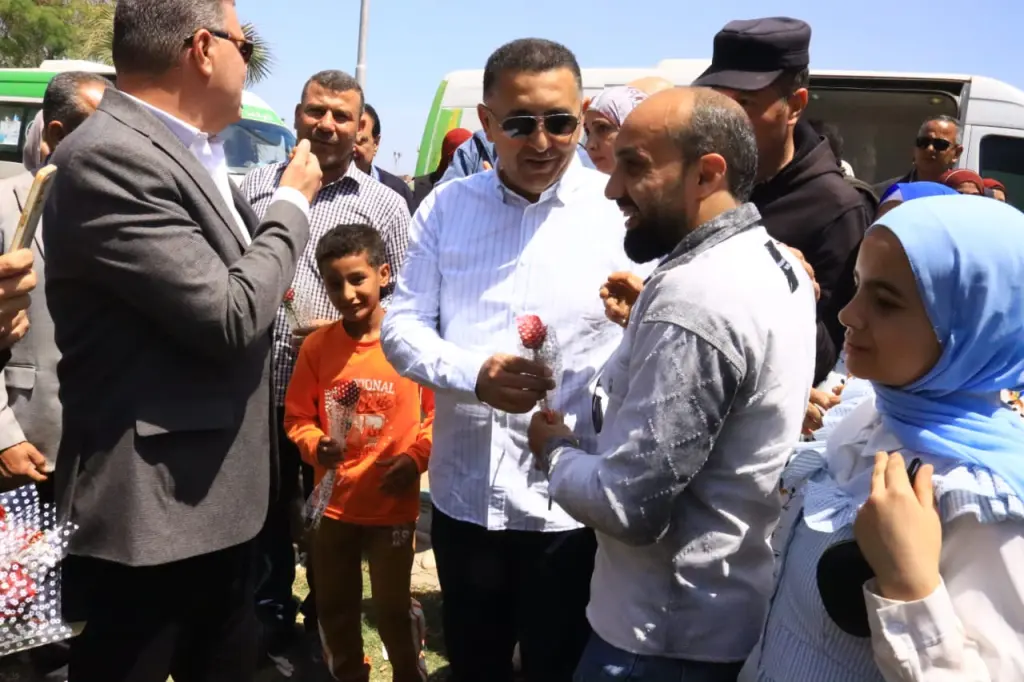 محافظ القليوبية يشارك المواطنين احتفالات شم النسيم بالقناطر الخيرية 